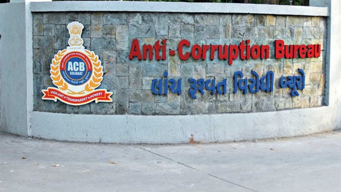 Gujarat : Sarpanch Caught Red-Handed Accepting 5K Bribe in Vapi