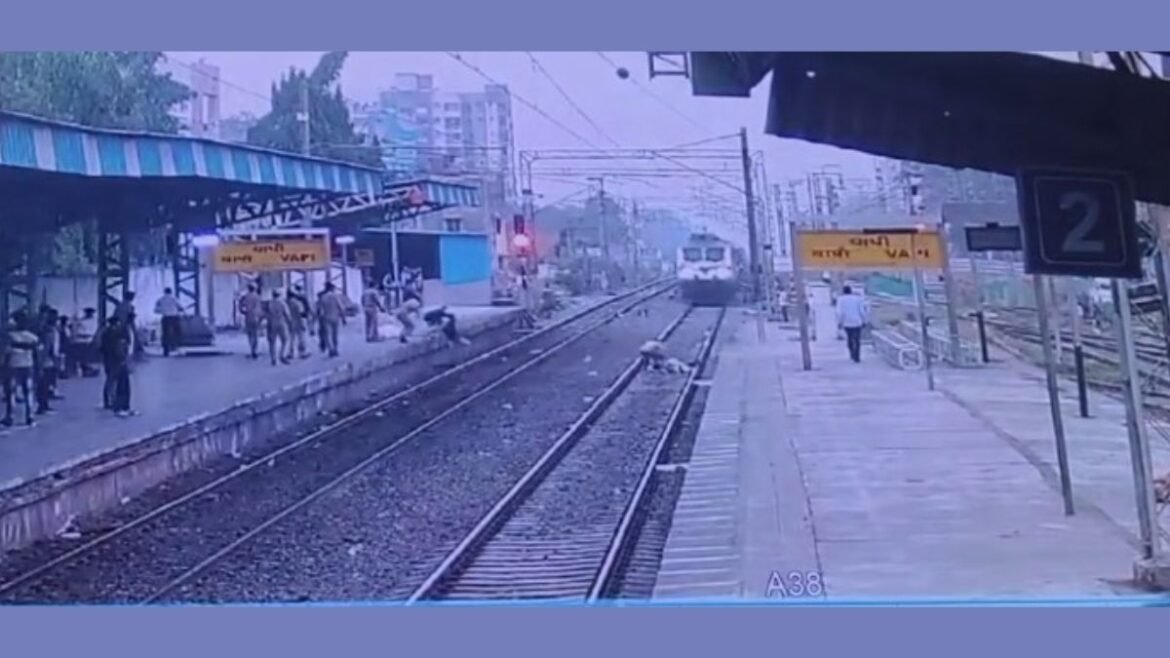 Gujarat : Railway Guard’s Heroic Rescue Prevents Tragedy at Vapi Railway Station