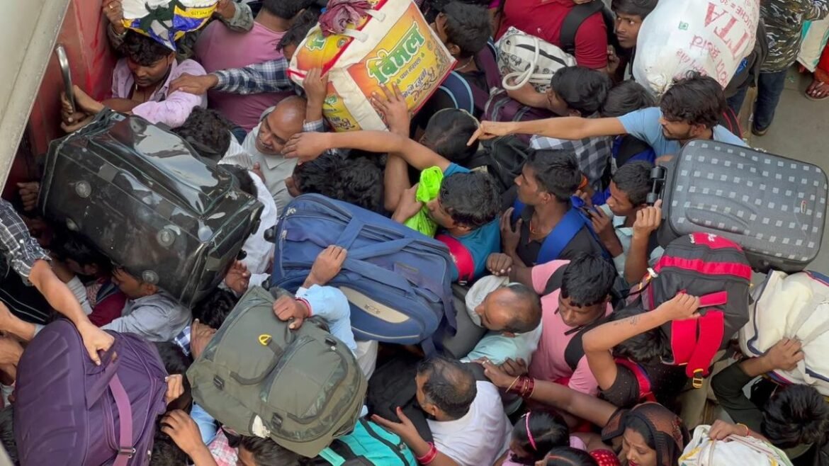 Surat Railway Station Overcrowded as Migrants Rush Home for Diwali and Chhath Puja