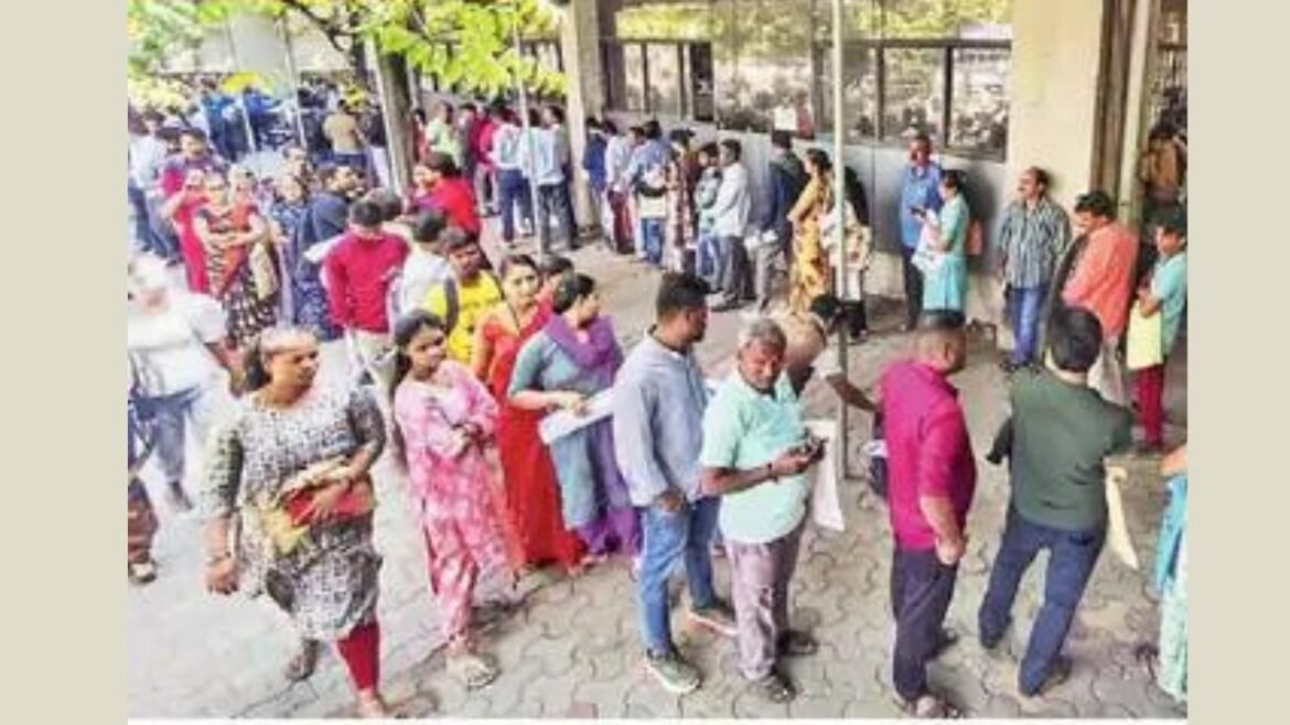 Surat : Diamond City Sweats in Winter Queues for Aadhaar, Income Woes