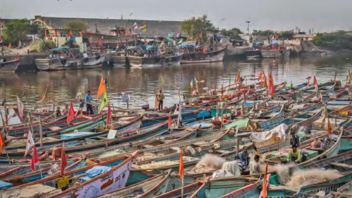 Gujarat : Fishermen Association raises concerns over 184 fishermen in Pakistan prisons